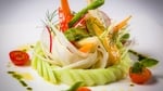 Теплый салат с белой спаржей и мини-овощами